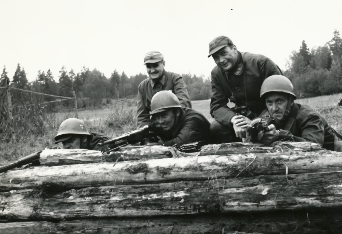 Rikshemvärnstävlingen 1967, sid 33

Stridsskjutning

Bild 1. Lag 126, TGOJ Eskilstuna. Gevärsskytt G Lanzingk, kgskytt Elis Hedin och grpch Gustaf Pettersson. Åskådare C P 10 och MB Ö.

Bild 2. General Almgren och grpch Stig Sonesson, lag 125 BRB Karlstad.