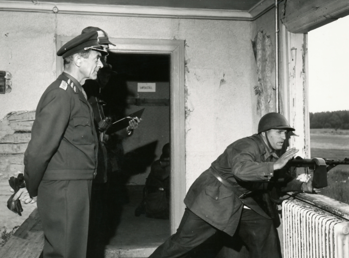 Rikshemvärnstävlingen 1967, sid 34

Stridsskjutning

Bild 1. CA föjer skjutningen

Bild 2. Lag 119, SSIV Stockholm, med kgskytten Karl-Erik Unnerud och grpch Ragnar Wahlström. General Almgren åskådare.