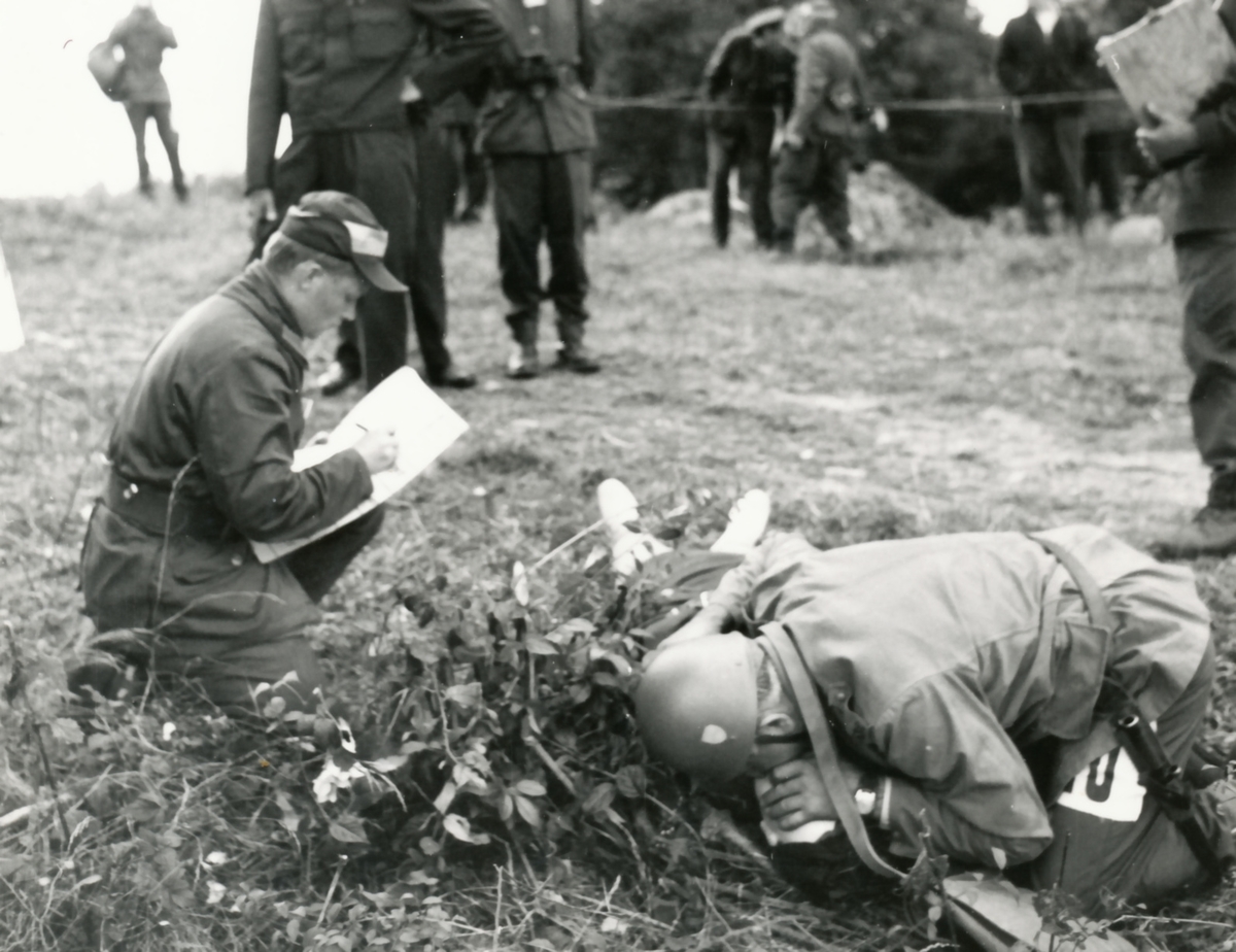 Rikshemvärnstävlingen 1967, sid 32

Omhändertagande av skadad

Bild 1. Som kontrollant ser vi överfurir Stig Gustafsson, Sjukvårdspluton 7. komp

Bild 2. Närbild på mun till mun-metoden på plastdockan Ann.