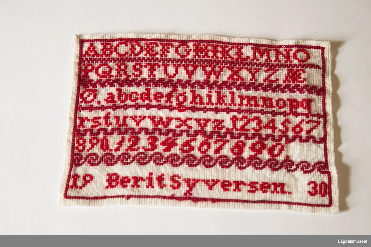 Navneduk brodert av Berit Syvertsen i 1930