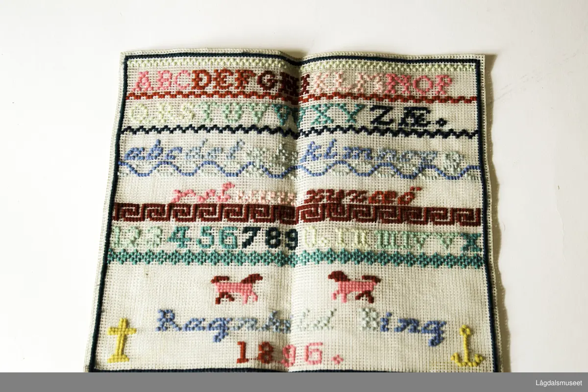Navneduk brodert av Ragnhild Bing i 1896.