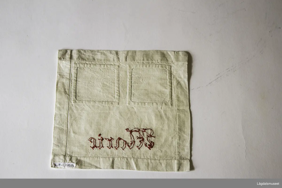 Stoppelapp med brodert "Marie" i rødt.