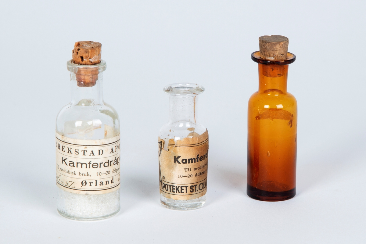 Flasker av glass med etikett av papir