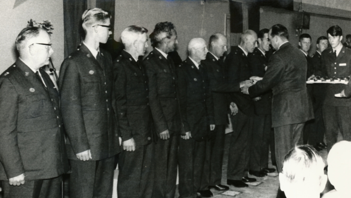 Rikshemvärnstävlingen 1967, sid 38

Prisutdelning i regementets gymnastiksal

Bild 1 och 2. MB Ö general Almgren delar ut priser.