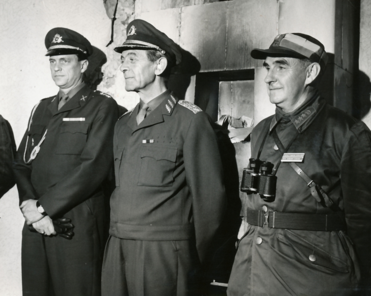 Rikshemvärnstävlingen 1967, sid 35

Bild 1. CA adjutant, major Björn Orward, CA, gen Göransson och C P 10, överste Henricson

Bild 2. Genomgång före skjutning. CA och C P 10 i bakgrunden.