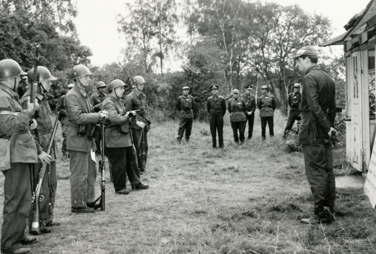 Rikshemvärnstävlingen 1967, sid 35

Bild 1. CA adjutant, major Björn Orward, CA, gen Göransson och C P 10, överste Henricson

Bild 2. Genomgång före skjutning. CA och C P 10 i bakgrunden.