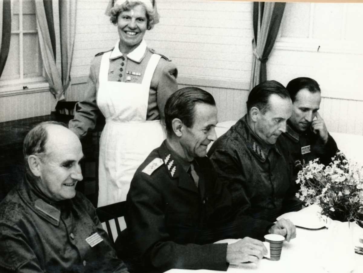 Rikshemvärnstävlingen 1967, sid 36

Kaffepaus -- förmodligen i den nu nedbrända Skyttepaviljongen vid Stora skjutbanan

Bild 1. CA, gen Göransson, MB Ö, gen Almgren, major Rune Wrangdal och major Björn Orward
 
Bild 2. C P 10, Lottan Elsa Wetterberg, CA, MB Ö och major Rune Wrangdahl.
(Elsa Wetterberg förestod Oscar Ericsons bokhandel i Strängnäs under många år)