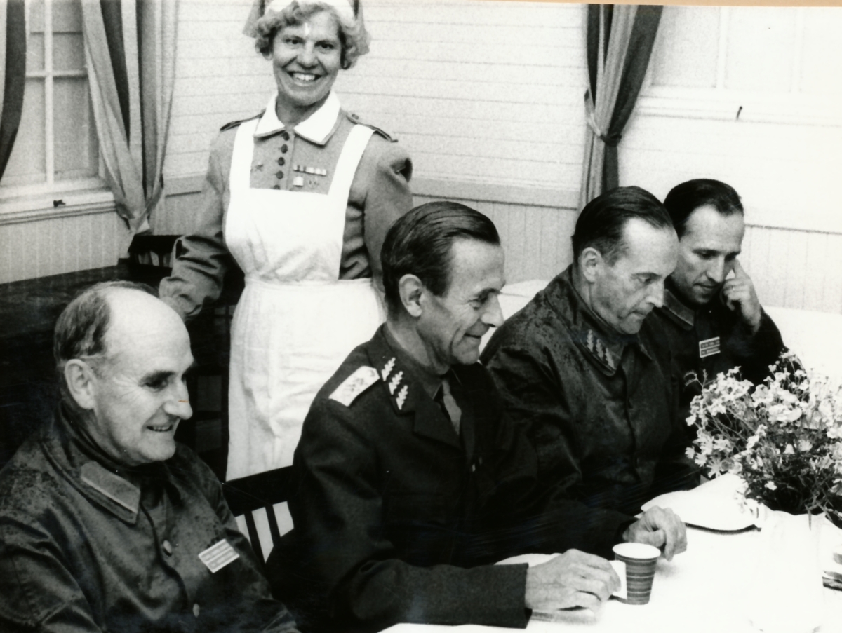 Rikshemvärnstävlingen 1967, sid 36

Kaffepaus -- förmodligen i den nu nedbrända Skyttepaviljongen vid Stora skjutbanan

Bild 1. CA, gen Göransson, MB Ö, gen Almgren, major Rune Wrangdal och major Björn Orward
 
Bild 2. C P 10, Lottan Elsa Wetterberg, CA, MB Ö och major Rune Wrangdahl.
(Elsa Wetterberg förestod Oscar Ericsons bokhandel i Strängnäs under många år)