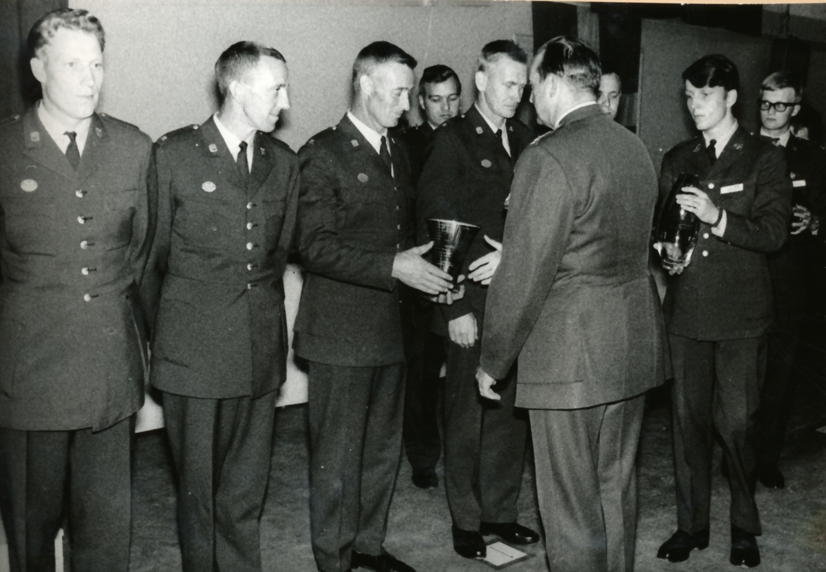 Rikshemvärnstävlingen 1967, sid 38

Prisutdelning i regementets gymnastiksal

Bild 1 och 2. MB Ö general Almgren delar ut priser.