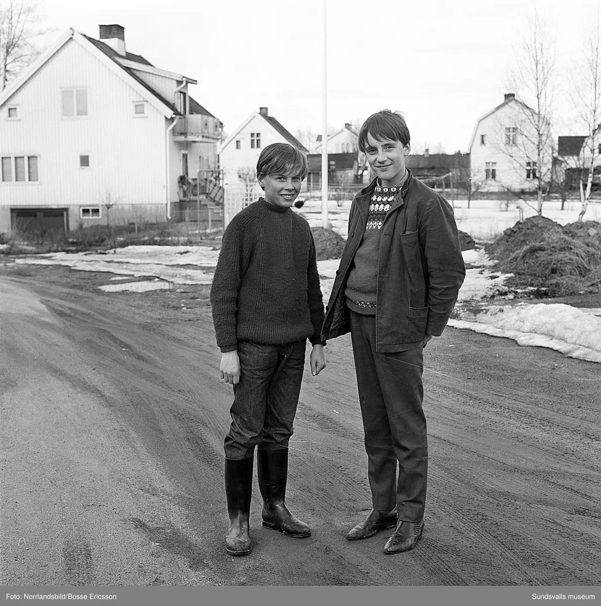 Två pojkar i Sörberge. Den ena pojken är Carnegiebelönade Stellan Strömberg somm räddat sin kamrat ur en isvak i Indalsälven.