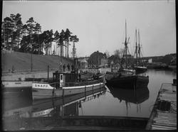 Bygget av Södertälje kanalverk. Ångslupen Snapp och ett par 