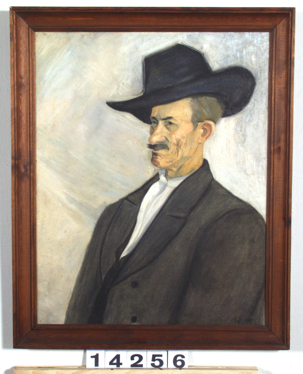 Porträtt av Skut - Erik.

Porträtt (midjebild) av medelålders man med stor hatt, ljus bakgrund.