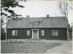 Rytterne sn, Västerås. Horn.
F.d. länsmansboställe, manbyggnaden. 1949.