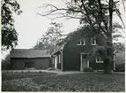 Rytterne sn, Västerås. Horn.
F.d. länsmansboställe, manbyggnaden. 1949.