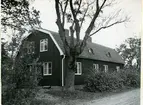 Rytterne sn, Västerås. Horn.
F.d. länsmansboställe, manbyggnaden. 1949.