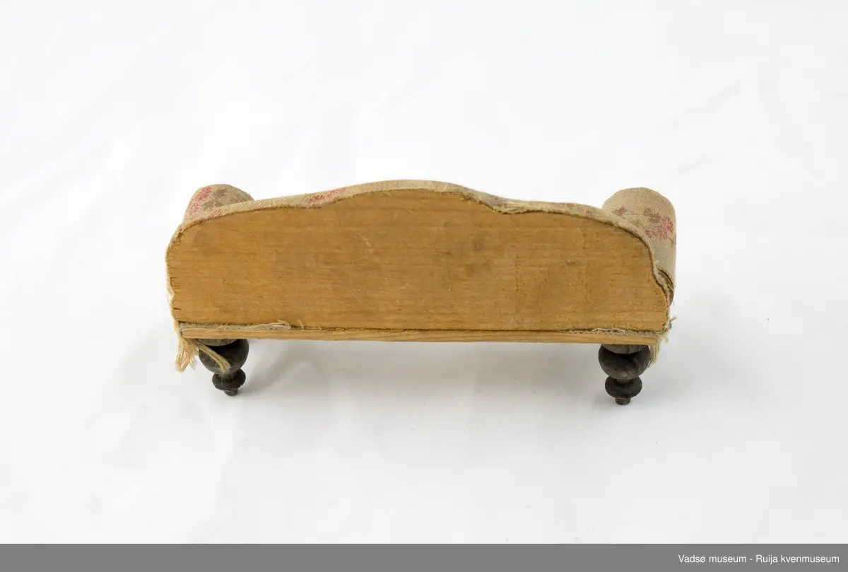 Sofa i miniatyrstørrelse. Kledd i sandfarget tekstil. Dreide bein.