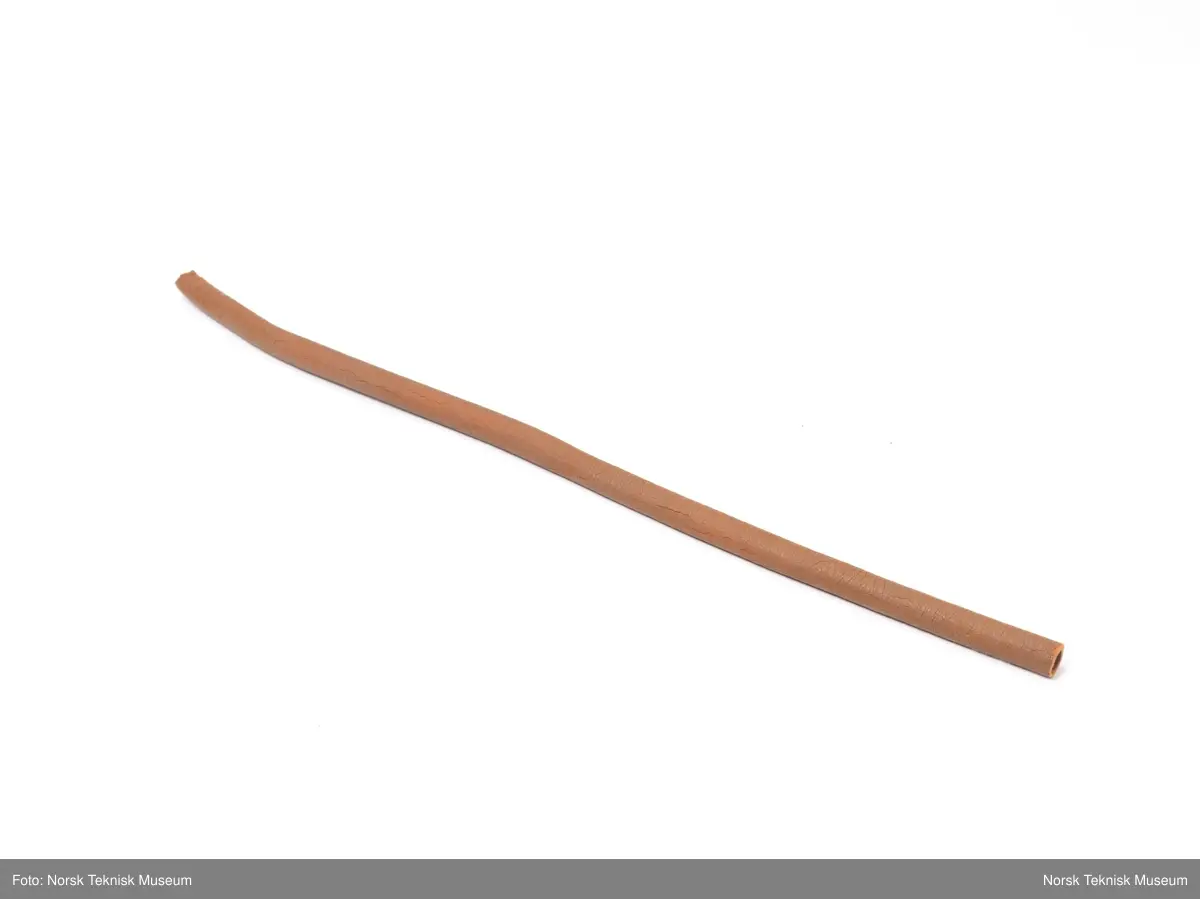 Løse slanger til klanganalyseapparat. Ulik lengde mellom ca 20-30 cm. Fleksibiliteten er mistet så de er ikke mulig å montere tilbake på gjenstanden.