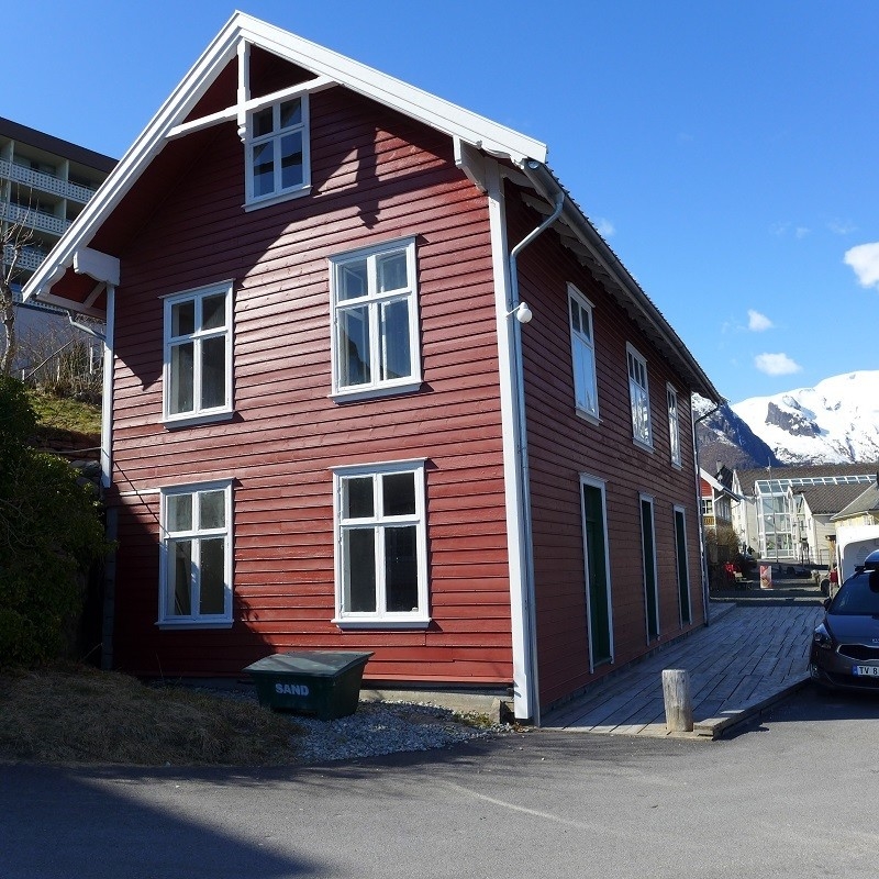 Dampskipsekspedisjon med bustad og stall.