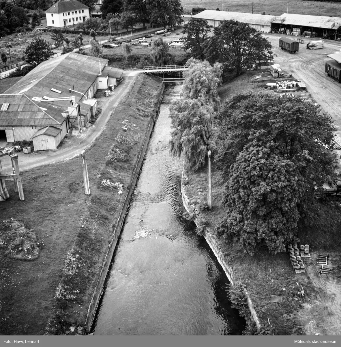 Mölndalsån på pappersbruket Papyrus fabriksområde i Mölndal, 21/7 1970.