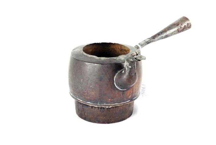 Kaffekokare med handtag av järn.
Anmärkning: * Mått: 175 mm hög med lock. 140 mm långt med handtag.