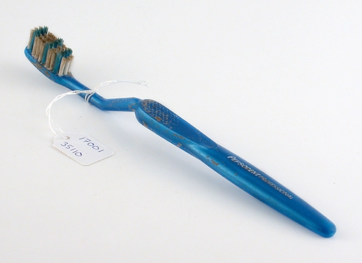 Borste att använda för tandhygien. Blå tandborste i plast av modell "Pepsodent Proffessional". Gjuten i ett stycke. Utgörs av ett 160 mm långt skaft som avslutas med en 25 mm lång, 12 mm bred och 10 mm hög blå-vit borste.