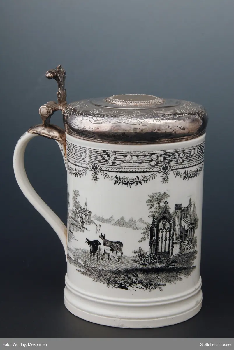 Krus i stentøy med sølvlokk