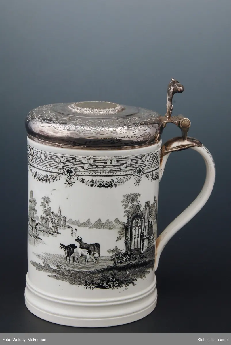 Krus i stentøy med sølvlokk