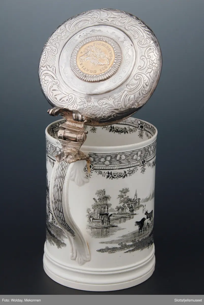 Krus i stentøy med sølvlokk