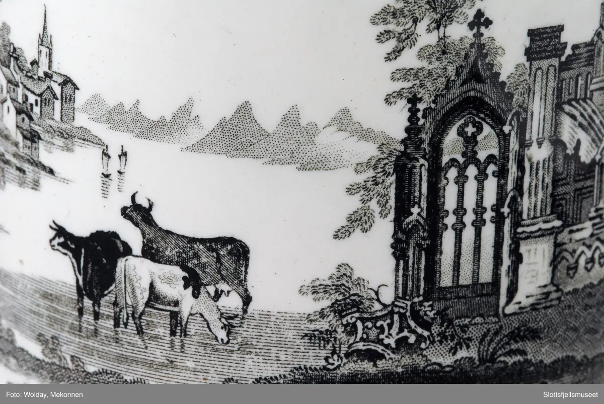 Krus i stentøy med sølvlokk