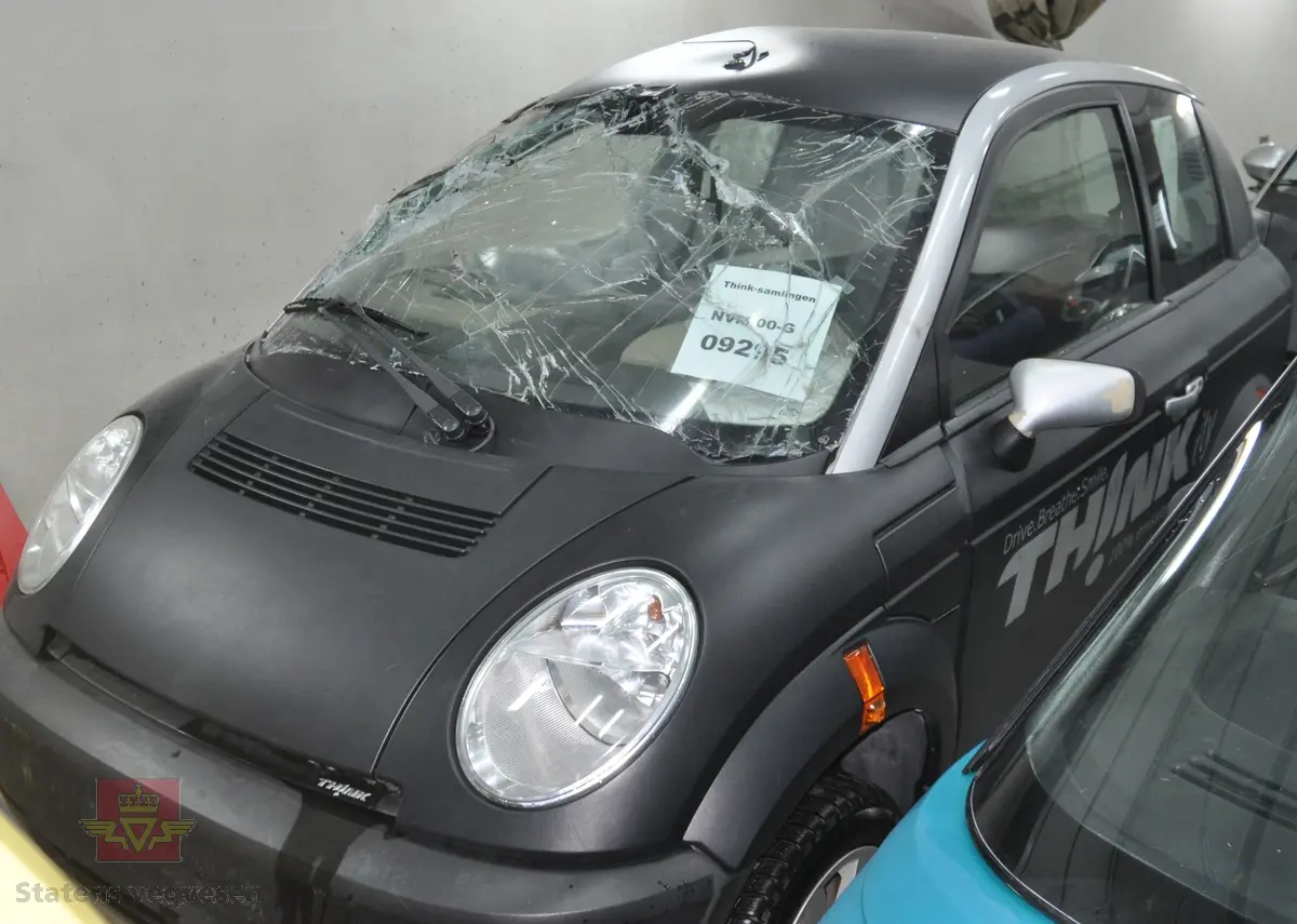 Sort sidekollidert elektrisk drevet personbil Pivco City/306/Piv5. Bilen er kollidert fra høyre side. 

Bilen har et karosseri av termoplast, (polyetylen) og et tak av ABS plast. Underramme av stål og overramme av aluminium. Kollisjonsbjelker i dørene. Deformasjonssoner. Farget glass, sort og grått interiør. Den har en motor på 34 kW maks effekt, og et zebrabatteri som ved en temperatur over 200 grader inneholder 25 kWh energi.