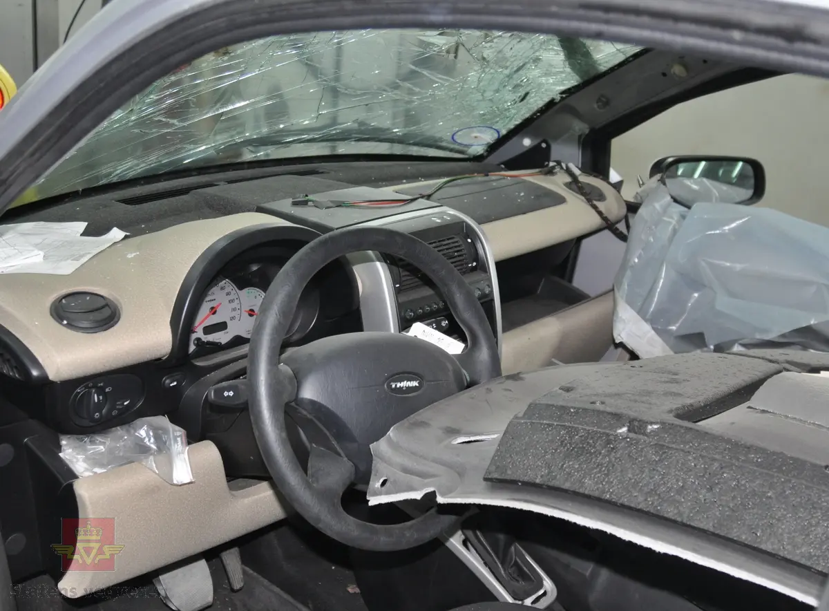 Sort sidekollidert elektrisk drevet personbil Pivco City/306/Piv5. Bilen er kollidert fra høyre side. 

Bilen har et karosseri av termoplast, (polyetylen) og et tak av ABS plast. Underramme av stål og overramme av aluminium. Kollisjonsbjelker i dørene. Deformasjonssoner. Farget glass, sort og grått interiør. Den har en motor på 34 kW maks effekt, og et zebrabatteri som ved en temperatur over 200 grader inneholder 25 kWh energi.