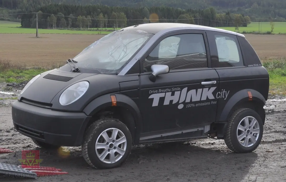 Sort sidekollidert elektrisk drevet personbil Pivco City/306/Piv5. Bilen er kollidert fra høyre side. 

Bilen har et karosseri av termoplast, (polyetylen) og et tak av ABS plast. Underramme av stål og overramme av aluminium. Kollisjonsbjelker i dørene. Deformasjonssoner. Farget glass, sort og grått interiør. Den har en motor på 34 kW maks effekt, og et zebrabatteri som ved en temperatur over 200 grader inneholder 25 kWh energi.