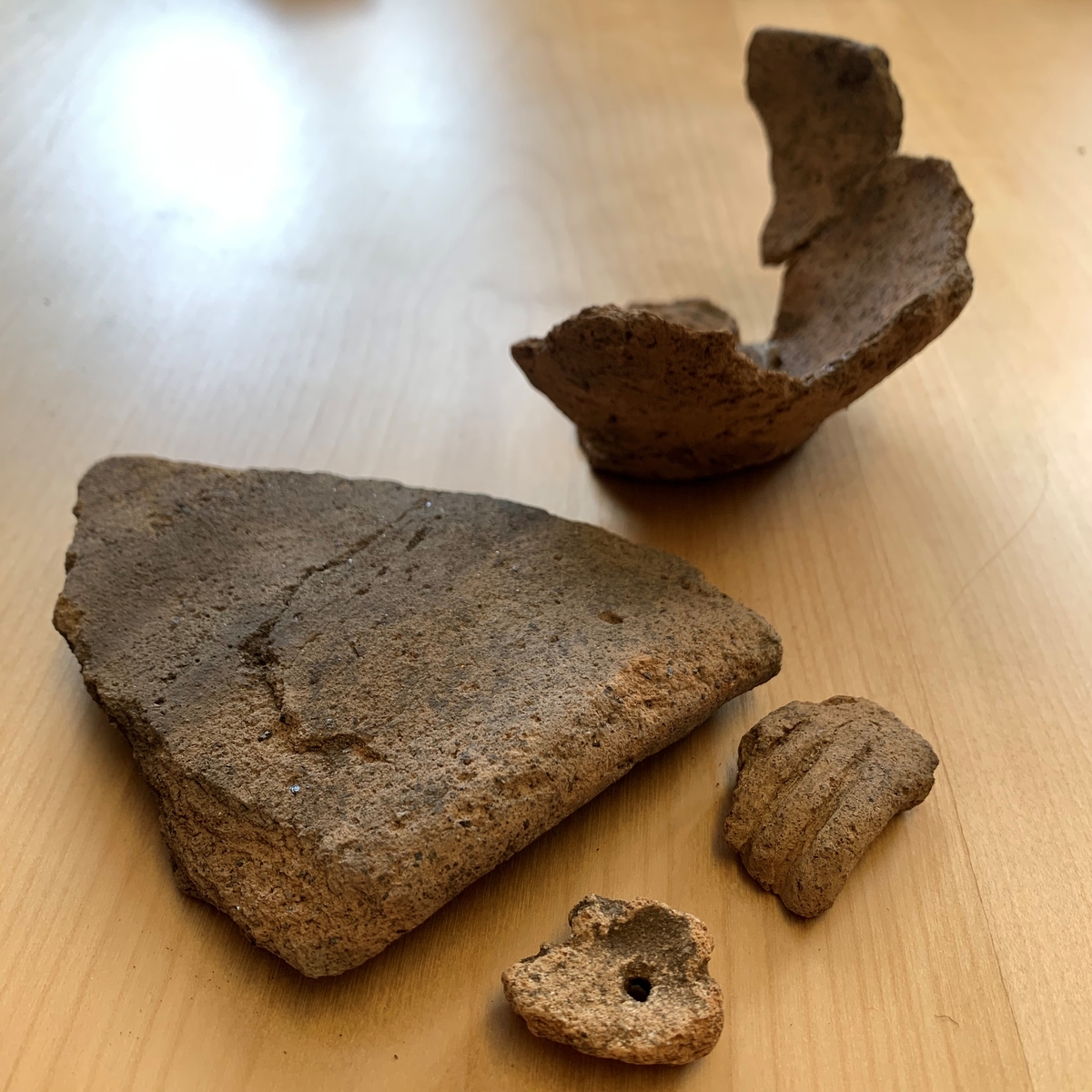 Boplatsfynd från boplats med dateringar från mesolitikum och in i yngre järnåldern. Fynden består av 5 avslag av grönsten, 1 fragment av flintkärna, 8 avslag av flinta, 181 fragment av keramik från fem olika kärl (varav flera limmats ihop), 1 bryne, 2 knackstenar, 5 kvartsavslag, 2 bitar bränd lera, 11 fragment brända ben, 2 mikrospån av flinta, 5 splitter av flinta, 1 fragment av lihultyxa, 1 bit bränt horn och 1 avslag av bergart.

I princip all keramik påträffades i en och samma kokgrop (A11) och några av fragmenten avbildas på bilden.