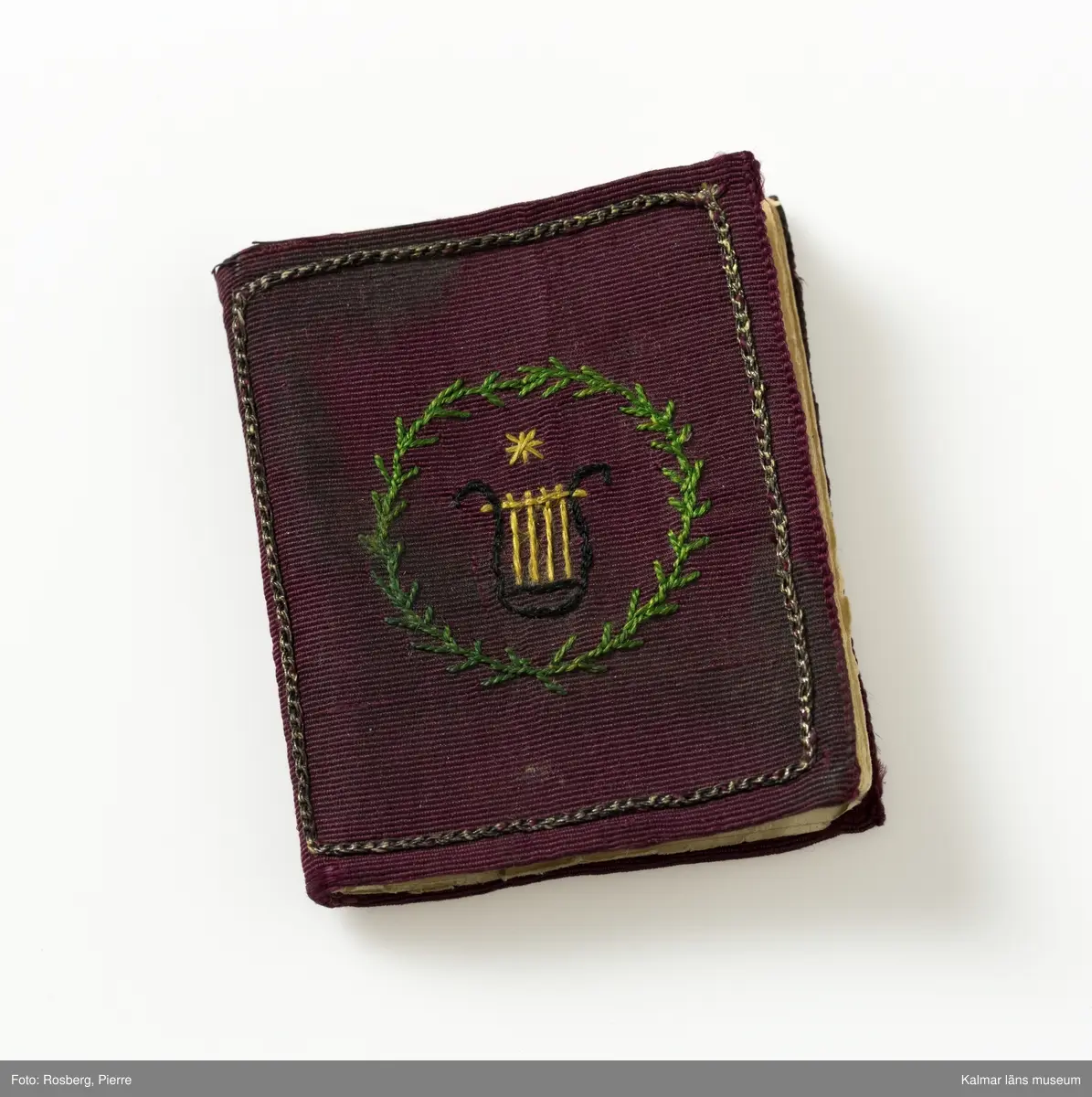 KLM 28634:40, Häfte, av papper och textil. Poetiskt Album. Litet poetiskt häfte med handskrivna verser och dikter. Innehåller sju handskrivna dikter. 27 blad. Pärmarna klädda med vinröd sidenrips med broderier.