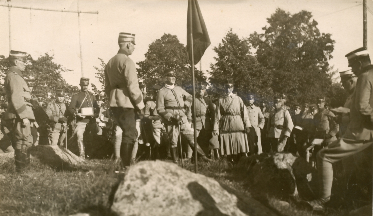 Regementsmötet 1921

Överste Hedengren håller kritik under regementsmötet.

Kritiserade blir:
Se bild 2. 
1  Kapten Philip von Krusenstierna
2  Löjtnanten i reserven, "Lillen" Almqvist
3  Kapten Tycho Ödman
4  Överstelöjtnant Erland von Plomgren
5  Löjtnant Karl-Henrik Parment
6  Major Lindh (som fick skarp kritik av regementschefen)
7  Kapten Paul Engdahl
8  Löjtnant Carl Norberg.

Längst t. h. ser vi två fiender med vita band, av vilken den vänstra är Karl-Axel Leijonhufvud.