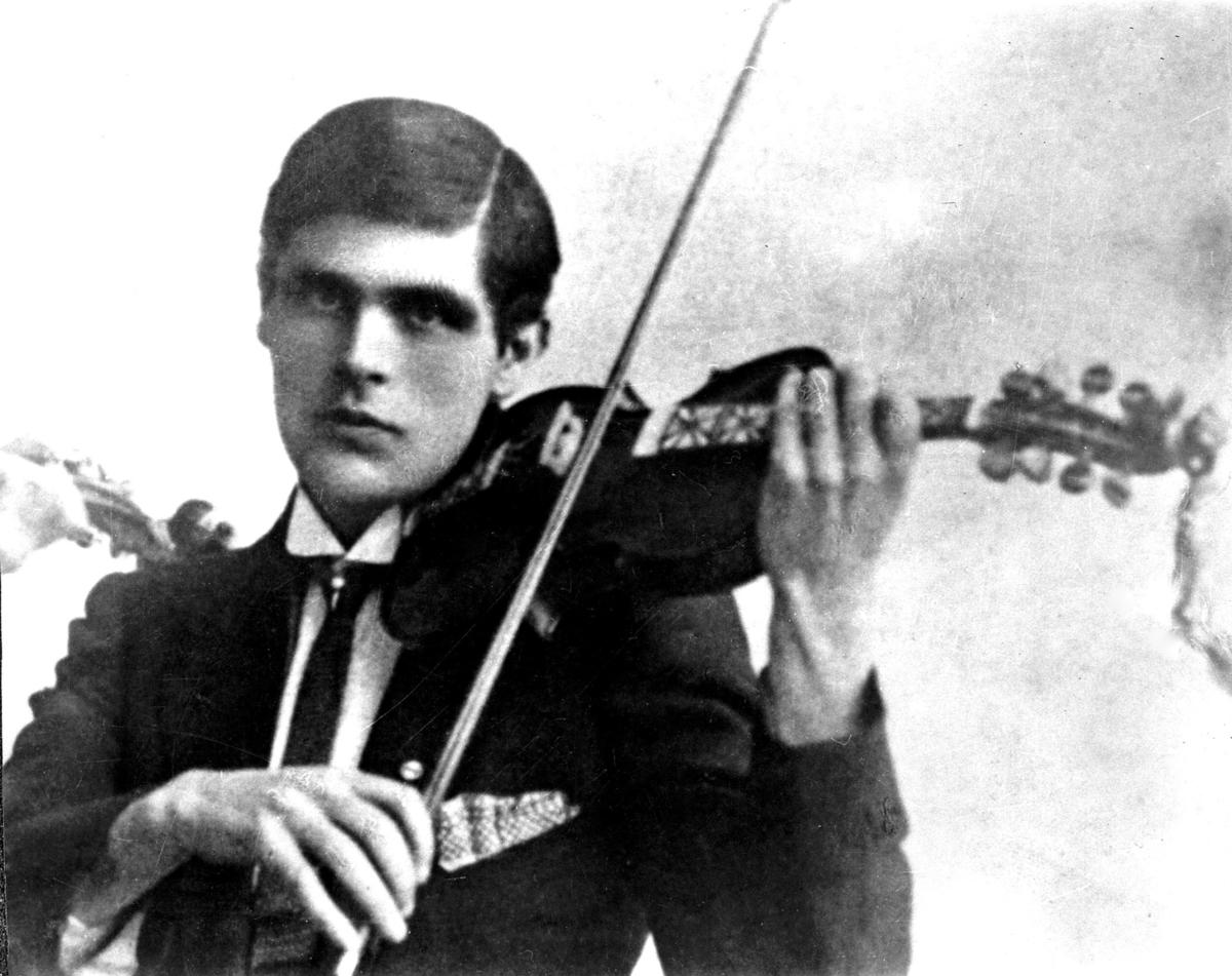 Nils Bakke and his fiddle