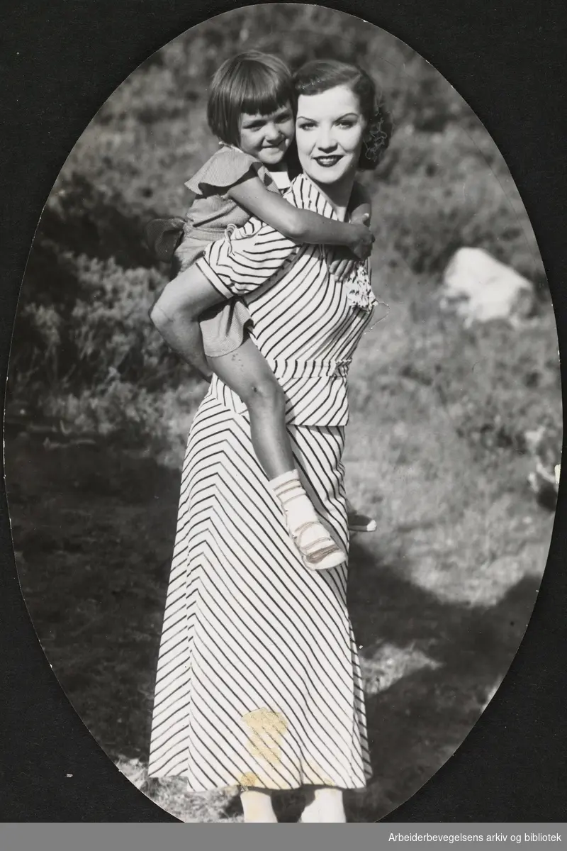 Kirsten Heiberg. Stillsfoto fra innspillingen av Helge Lundes spillefilm "Sangen om Rondane"" 1934.