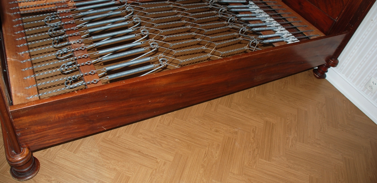 Dobbelseng som består av to enkeltsenger som står inntil hverandre. Mørkbeiset brun seng i heltre og finèr.