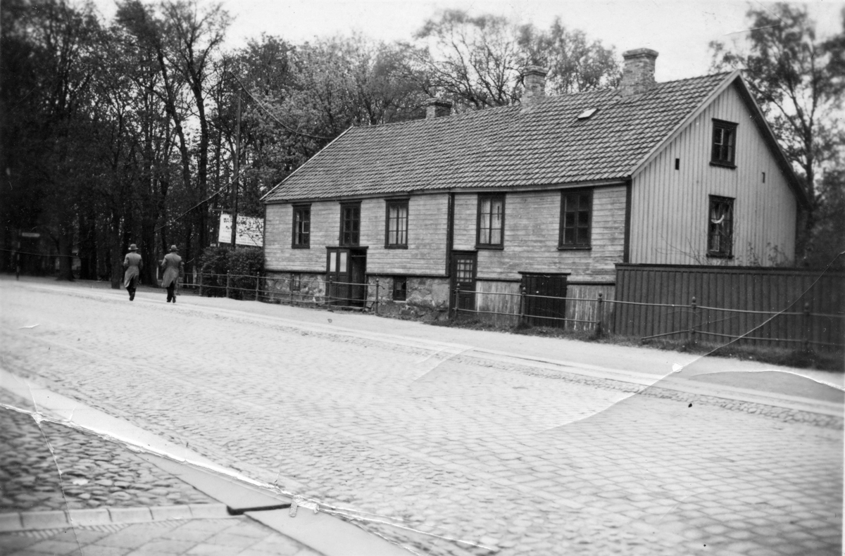 Wallmanska huset där rumsuthyrning bedrevs. Här förmodas även fotograf Birger Sjöberg (1835-1875) ha haft sin ateljé. Byggnaden låg i Järnvägsparken i Varberg, hörnet Västra Vallgatan-Norra Hamnvägen. Mitt emot låg Järnvägshotellet.