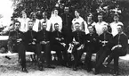 Sjösidan av kanslihuset 1927

Flickorna tillhörde Arvidssons Gymnastikinstitut, Vallhallavägen Sthlm.

Namn, se bild 2.
1. Holger Burén, med hunden Ajax
2. Torsten Hagstedt
3. Sten Sandgren
4. Carl-Fredrik Lindvall
5. Sven von Bahr
6. Allan Ragnell, värnpliktig läkare
7. Gösta Klettner
8. Esse Högstedt
9. Blanche Hagstedt
10. Malcolm Frithz
11. Margareta Abrahmsén. Svek senare Esse Högstedt och gifte sig med blivande professorn Tord Palander 1929.