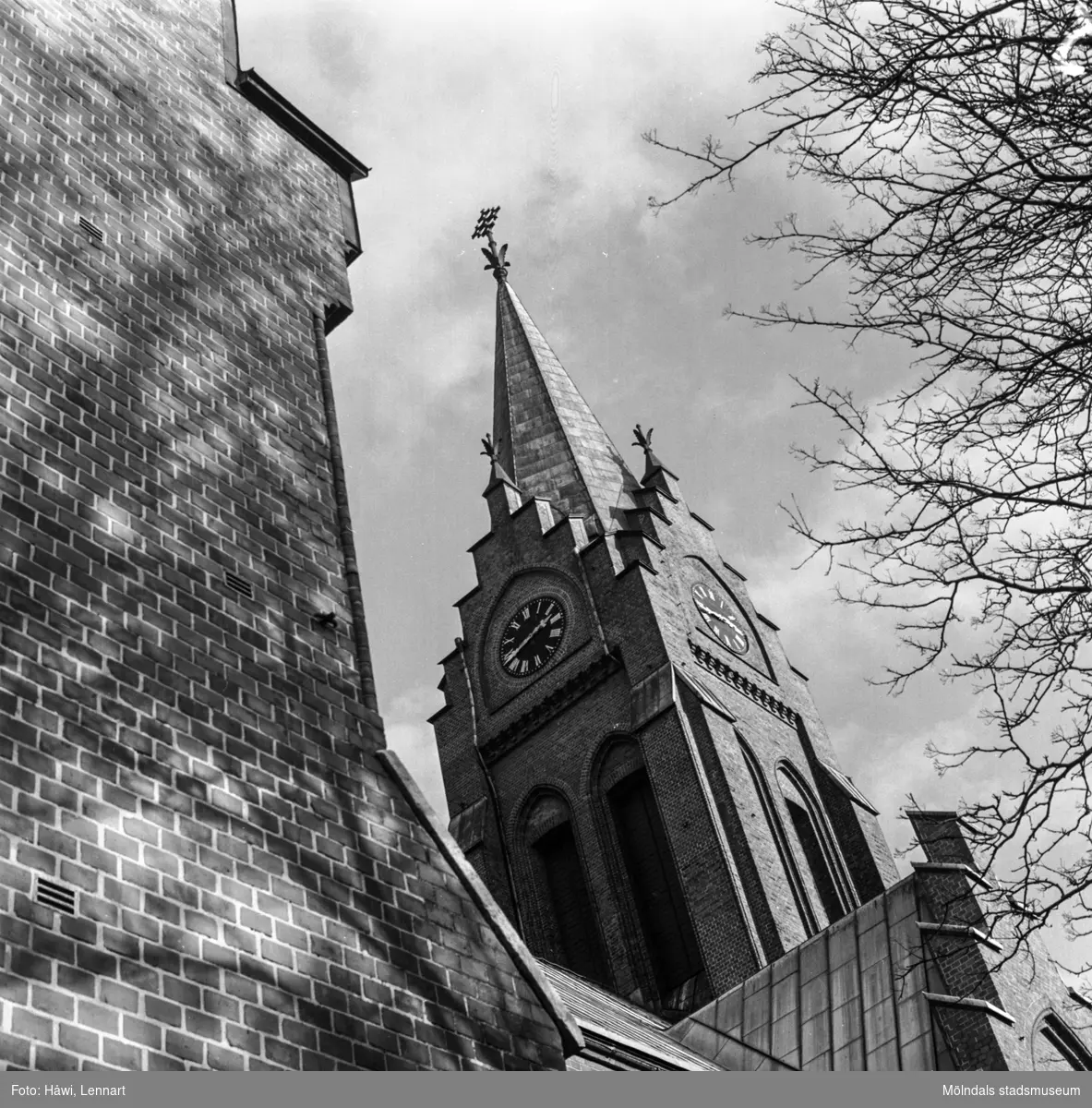 Utdelning av minnesgåvan vid pappersbruket Papyrus 75-årsjubileum. Mölndals kyrka, 31/10 1970.