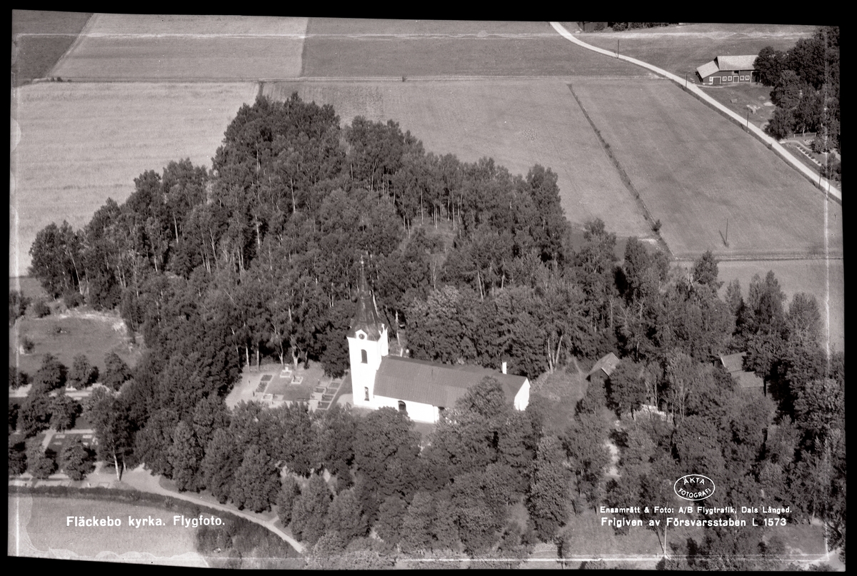 Flygfoto över Fläckebo kyrka