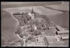 Flygfoto över Björksta kyrka