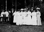 SERVERINGSPERSONALEN TILL HÖGER PÅ BORDET STÅR KANNAN FÖR KAFFET. 
SELMA ANDERSSON TVÅA FR. H. OCH MONICA GUSTAVSSON TREA FR. H.