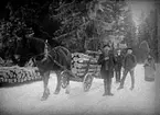 FYRA MÄN KÖR TIMMER MED HÄST OCH VAGN