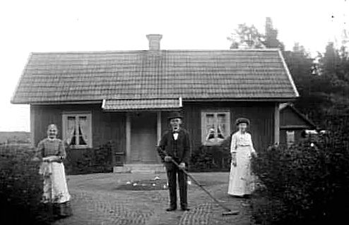 Familjen Larsson framför bostadshuset