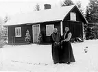 TVÅ KVINNOR FRAMFÖR ETT HUS