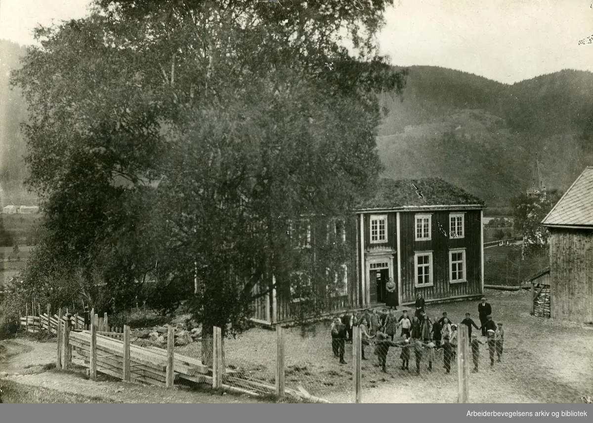 Lyngen skole i tidligere Horg kommune (nå Melhus kommune) i Sør-Trøndelag. Skolebygningen, også kalt Klokkergården, ble bygget i årene 1850 til 1860 og revet i 1926..