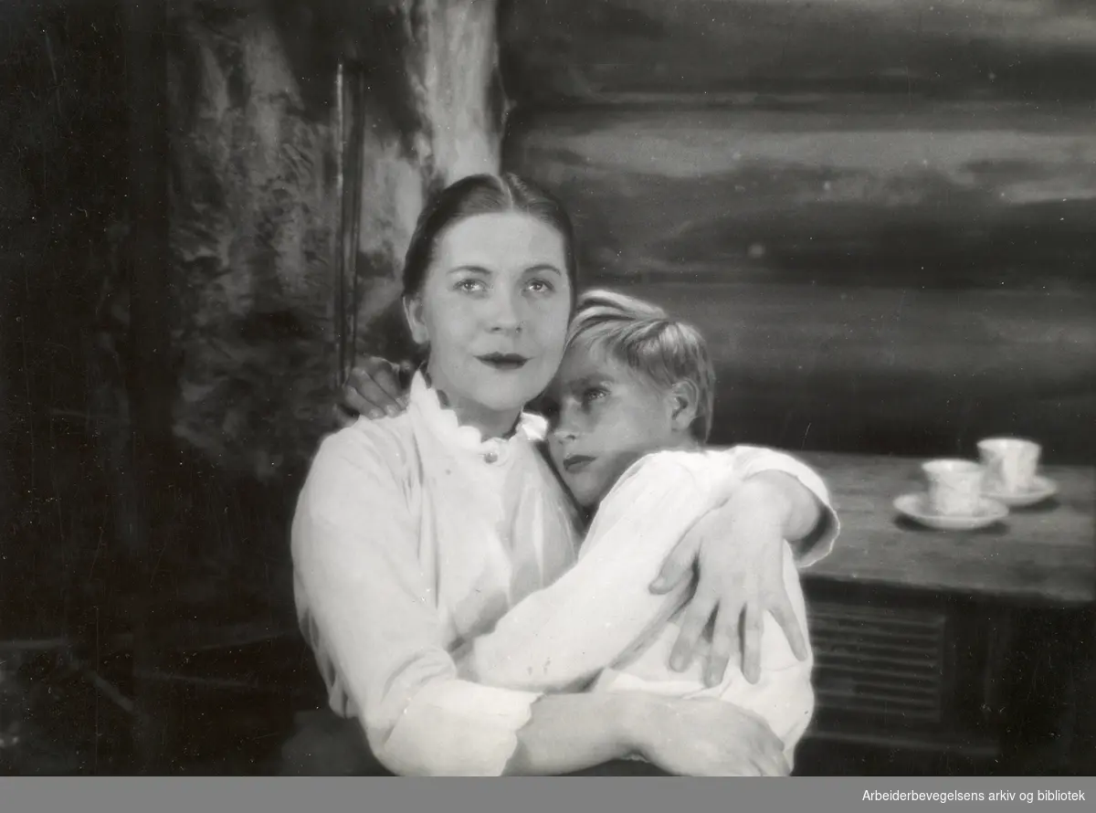 Stillsfoto fra innspillingen av Helge Lundes spillefilm "Sangen om Rondane" 1934. Dagmar Myhrvold.