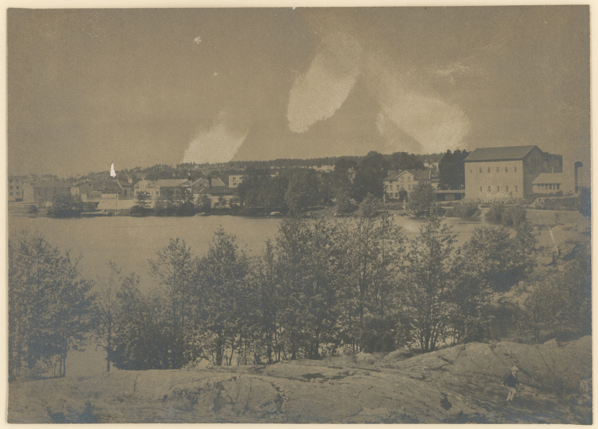 Fra Nesparken mot vest, to bilder.
Til høyre: Trafo-stasjonen.